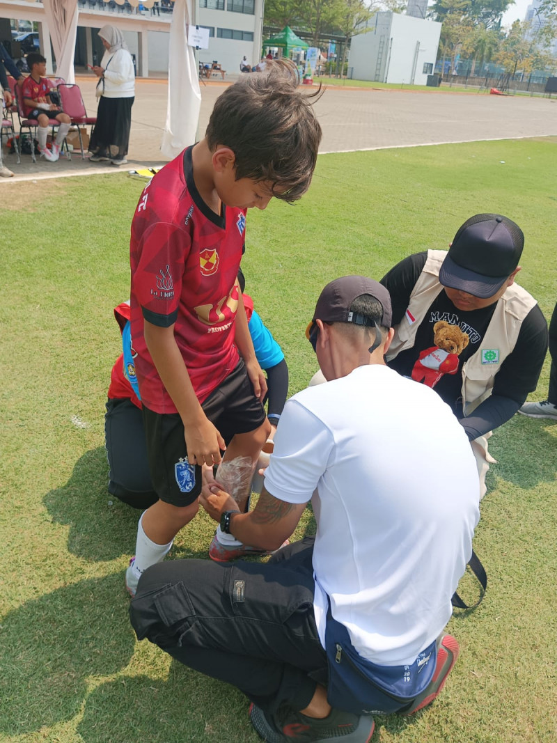 penanganan Cedera Dengan  Metode RICE ( Rest, Ice, Compression, Elevation ))